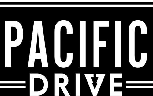 Samochód jadący przez mglisty, tajemniczy leśny krajobraz, który stanowi inspirację... 7680x4800