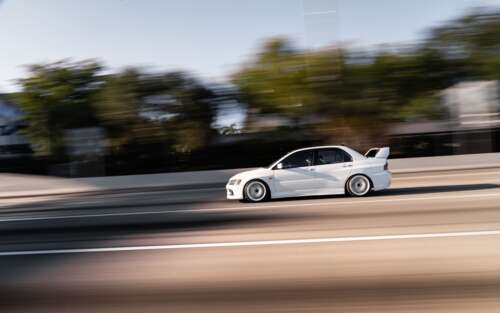 Szczegółowe zdjęcie sportowej wersji sedana Mitsubishi Lancer Evolution IX. 7680x4800