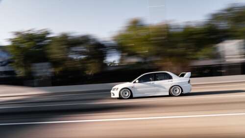 Szczegółowe zdjęcie sportowej wersji sedana Mitsubishi Lancer Evolution IX. 8K