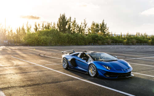 Zdjęcie z bliska przedstawiające luksusowy samochód sportowy Lamborghini, eksponujące... 7680x4800