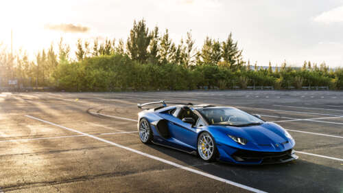 Zdjęcie z bliska przedstawiające luksusowy samochód sportowy Lamborghini, eksponujące... 8K