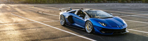 Zdjęcie z bliska przedstawiające luksusowy samochód sportowy Lamborghini, eksponujące... Dual UHD