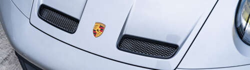 Wysokowydajny samochód sportowy Porsche GT3 RS, prezentujący swoją elegancką, aerodynamiczną... Dual UHD