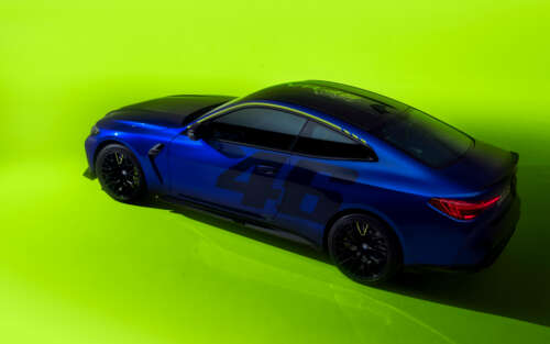 Elegancki model BMW M4 CS Edition, wyróżniający się żółto-czarnym malowaniem i naklejkami... 7680x4800