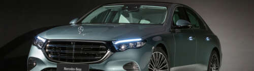 Zdjęcie w wysokiej rozdzielczości przedstawiające luksusową limuzynę Mercedes-Benz... Dual UHD