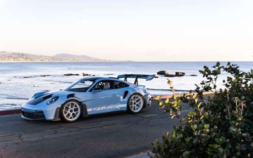 Wysokowydajny sportowy samochód marki Porsche o eleganckim, aerodynamicznym nadwoziu. 7680x4800