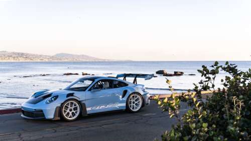 Wysokowydajny sportowy samochód marki Porsche o eleganckim, aerodynamicznym nadwoziu. 8K