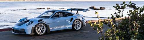 Wysokowydajny sportowy samochód marki Porsche o eleganckim, aerodynamicznym nadwoziu. Dual UHD