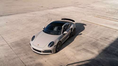 Elegancki i nowoczesny sportowy samochód Porsche, prezentujący aerodynamiczną konstrukcję... 8K