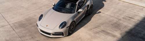 Elegancki i nowoczesny sportowy samochód Porsche, prezentujący aerodynamiczną konstrukcję... Dual UHD