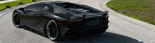 Elegancki, luksusowy supersamochód Lamborghini, przedstawiony w wysokiej rozdzielczości... Dual UHD