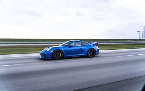 Zdjęcie przedstawiające sportowy samochód Porsche GT3 RS, wykonane w wysokiej rozdzielczości... 7680x4800