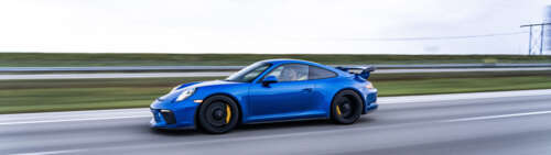 Zdjęcie przedstawiające sportowy samochód Porsche GT3 RS, wykonane w wysokiej rozdzielczości... Dual UHD