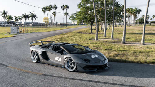 Elegancki i potężny supersamochód Lamborghini Huracan, prezentujący swoją aerodynamiczną... 8K