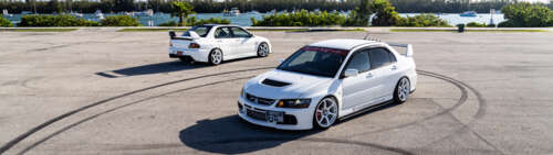 Szczegółowe ujęcie sportowego sedana Mitsubishi Lancer Evolution IX, prezentującego...