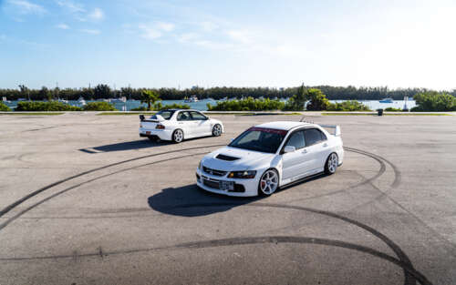 Szczegółowe ujęcie sportowego sedana Mitsubishi Lancer Evolution IX, prezentującego... 7680x4800