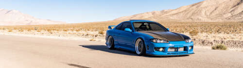 Wysokowydajny sportowy samochód Nissan Silvia S15 zaprezentowany w efektownym otoczeniu. Dual UHD