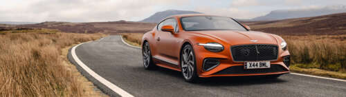 Efektowny, pomarańczowy Bentley Continental GT Speed, prezentujący swoje luksusowe... Dual UHD