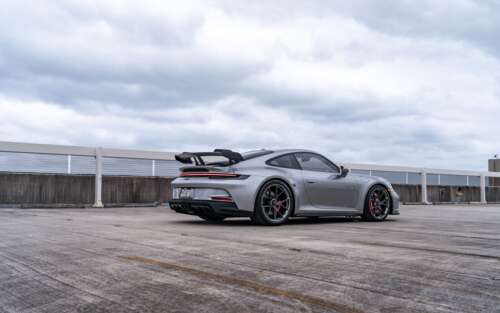 Wysokowydajny sportowy samochód Porsche GT3 RS, charakteryzujący się aerodynamicznym... 7680x4800