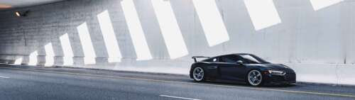 Zbliżenie ukazujące elegancki, nowoczesny samochód marki Audi, podkreślające jego... Dual UHD