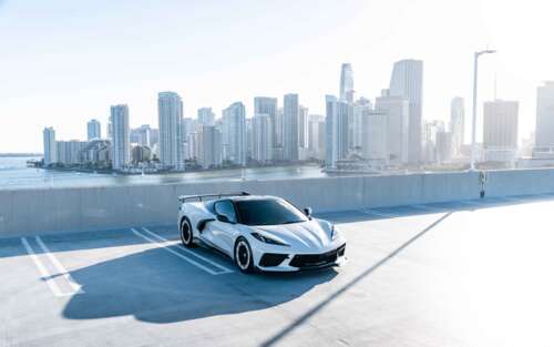 Wysokowydajny sportowy samochód Chevrolet Corvette C8, charakteryzujący się nowoczesną,... 7680x4800