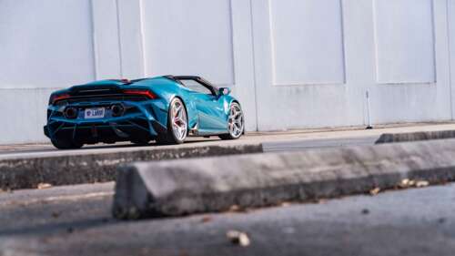 Szczegółowe ujęcie Lamborghini Huracan Evo, prezentujące jego charakterystyczną,... 8K