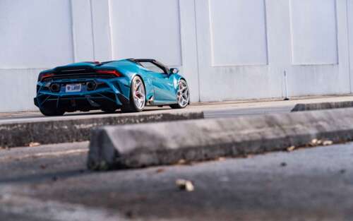 Szczegółowe ujęcie Lamborghini Huracan Evo, prezentujące jego charakterystyczną,... 7680x4800