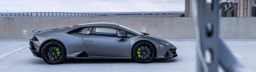 Zbliżenie ukazujące potężny samochód sportowy Lamborghini Huracan, eksponujące jego... Dual UHD