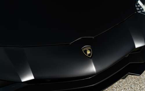 Elegancki i aerodynamiczny supersamochód Lamborghini, charakteryzujący się lśniącą,... 7680x4800