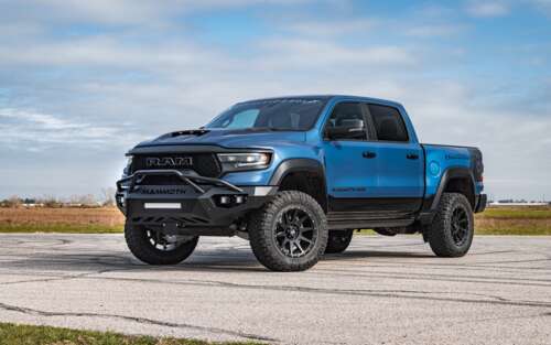 Ogromny, podniesiony pickup Hennessey Mammoth 1000 Dodge Ram, wyposażony w agresywne... 7680x4800