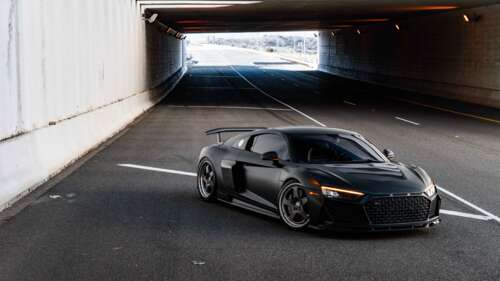 Zbliżenie przedstawiające elegancki i nowoczesny luksusowy samochód marki Audi z... 8K