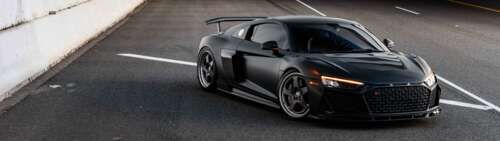 Zbliżenie przedstawiające elegancki i nowoczesny luksusowy samochód marki Audi z... Dual UHD