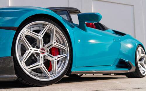 Szczegółowe ujęcie Lamborghini Huracan Evo, prezentujące jego aerodynamiczną sylwetkę... 7680x4800