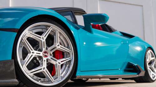 Szczegółowe ujęcie Lamborghini Huracan Evo, prezentujące jego aerodynamiczną sylwetkę... 8K