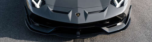 Zbliżenie ukazujące elegancki i niezwykle szybki samochód sportowy Lamborghini Huracan. Dual UHD