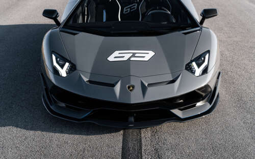 Zbliżenie ukazujące elegancki i niezwykle szybki samochód sportowy Lamborghini Huracan. 7680x4800