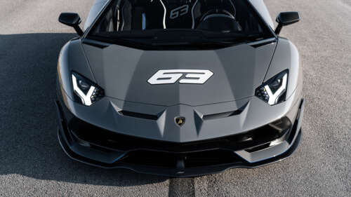 Zbliżenie ukazujące elegancki i niezwykle szybki samochód sportowy Lamborghini Huracan. 8K