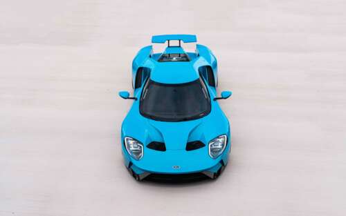 Elegancki i potężny supersamochód Ford GT, charakteryzujący się aerodynamiczną konstrukcją... 7680x4800
