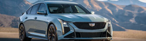 Szczegółowe ujęcie sedana Cadillac CT5-V Blackwing, eksponujące jego nowoczesną atrapę... Dual UHD