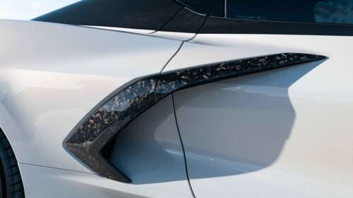 Elegancki i potężny sportowy samochód Chevrolet Corvette C8, prezentujący swoją aerodynamiczną... 8K