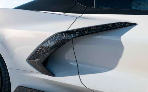 Elegancki i potężny sportowy samochód Chevrolet Corvette C8, prezentujący swoją aerodynamiczną... 7680x4800