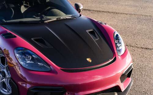 Zdjęcie przedstawiające elegancki samochód sportowy marki Porsche, wykonane w wysokiej... 7680x4800