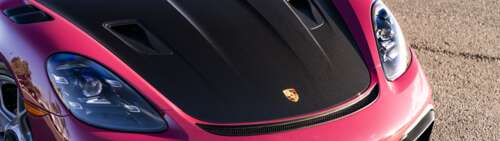 Zdjęcie przedstawiające elegancki samochód sportowy marki Porsche, wykonane w wysokiej... Dual UHD