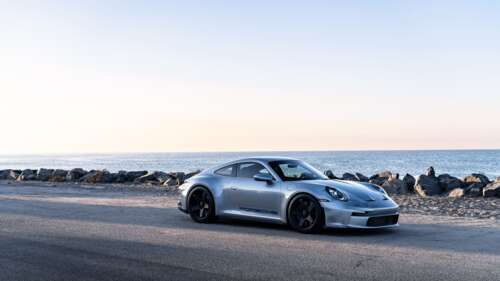 Zdjęcie sportowego samochodu Porsche GT3 RS, wykonane z bliska i w wysokiej rozdzielczości. 8K