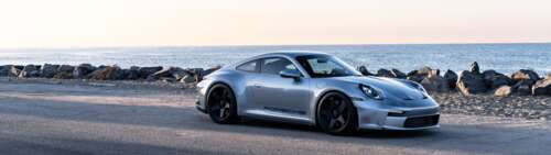 Zdjęcie sportowego samochodu Porsche GT3 RS, wykonane z bliska i w wysokiej rozdzielczości. Dual UHD