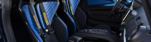 Zbliżenie na kokpit kierowcy i szczegóły wnętrza sportowego samochodu Alpine A110... Dual UHD