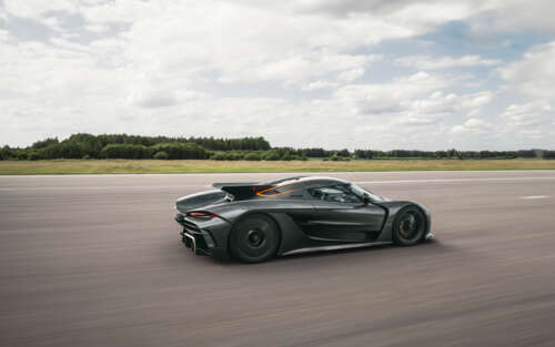 Wysokowydajny samochód Koenigsegg Jesko Absolut, należący do klasy hiperaut, charakteryzujący... 7680x4800