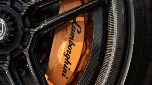 Zdjęcie przedstawiające z bliska supersamochód Lamborghini Aventador SVJ, na którym... 8K