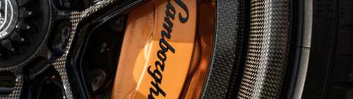 Zdjęcie przedstawiające z bliska supersamochód Lamborghini Aventador SVJ, na którym... Dual UHD