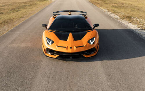 Zbliżenie na model Lamborghini Aventador SVJ, ukazujące jego elegancką, aerodynamiczną... 7680x4800